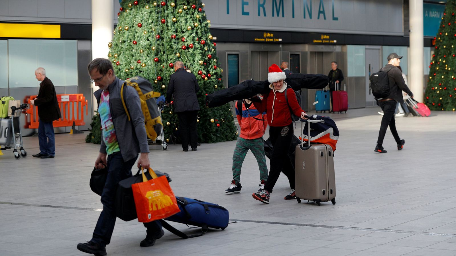 El aeropuerto de Gatwick retoma la normalidad en uno de los findes de semana más concurridos del año.