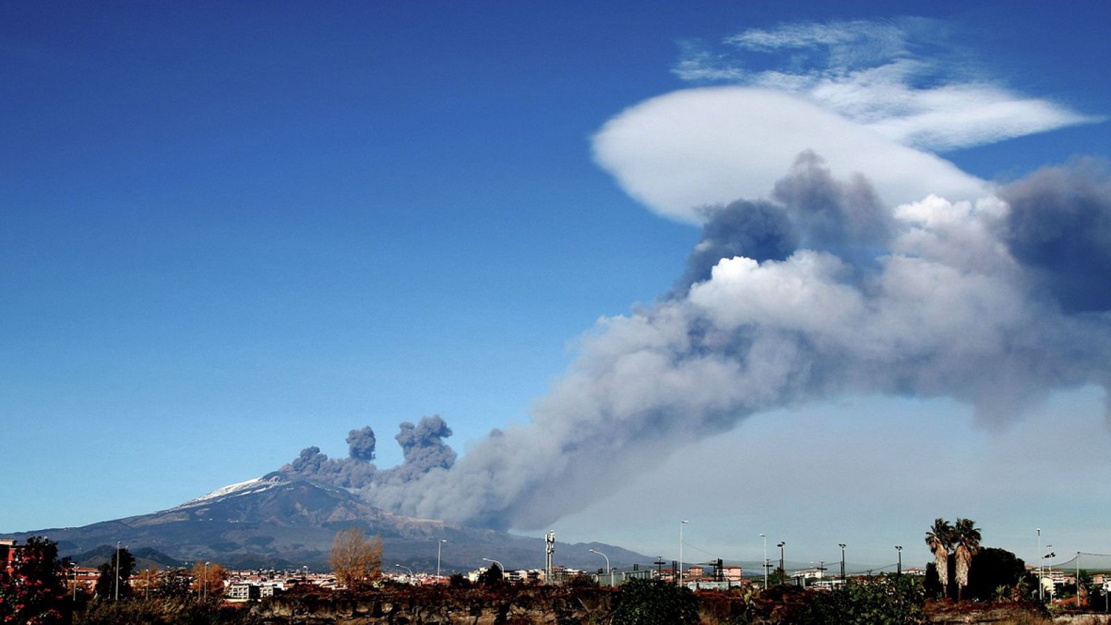 El Etna entra en erupción en Sicilia