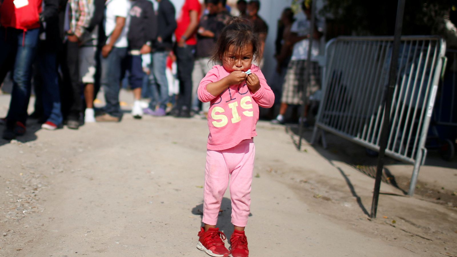 Una niña migrante durante el reparto de comida en México
