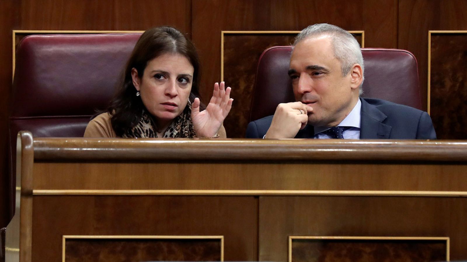 La portavoz del PSOE en el Congreso, Adriana Lastra, conversando con el diputado del partido, Rafael Simancas