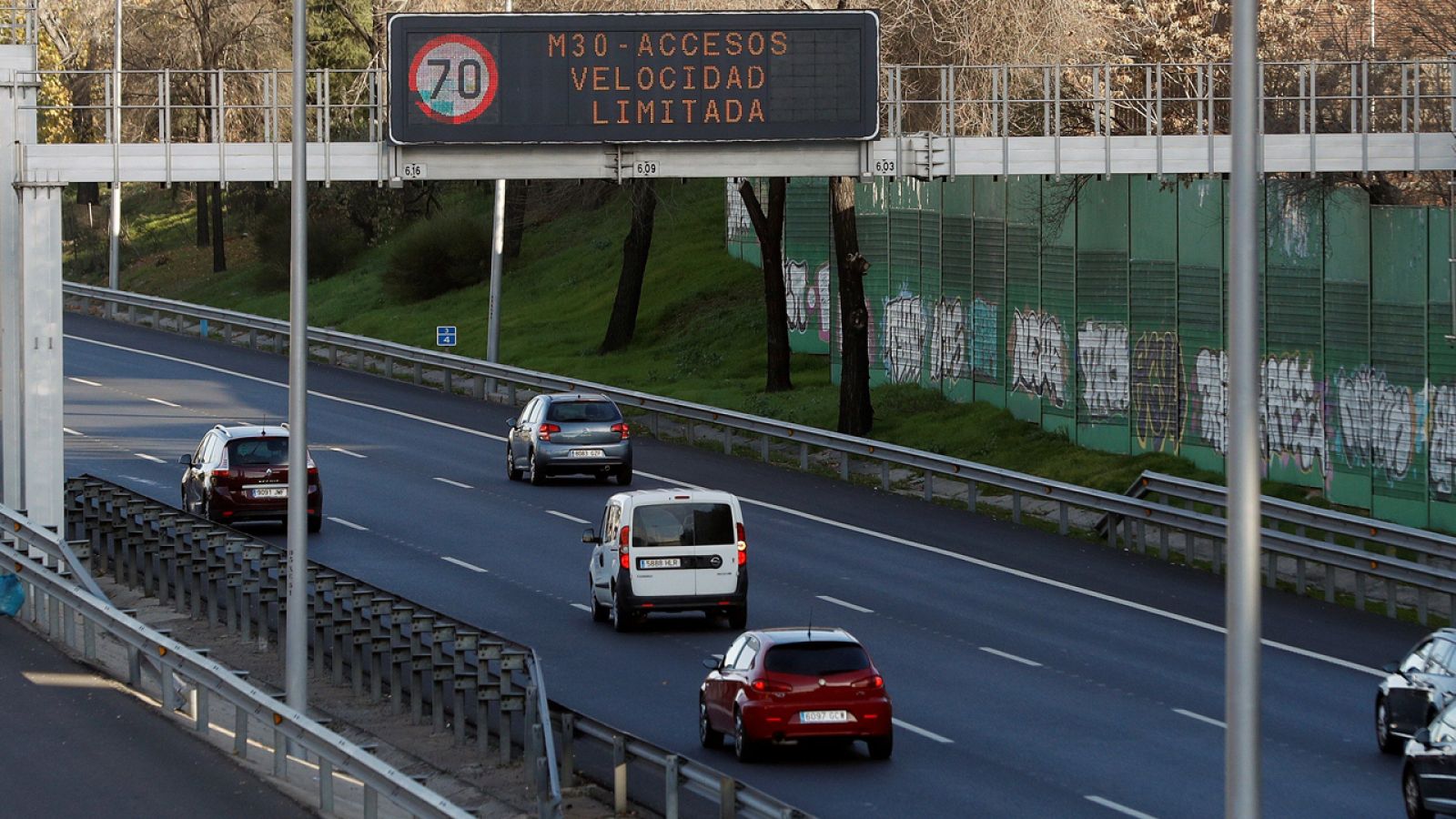 Un panel informa del límite de velocidad en la M-30 por alta contaminación