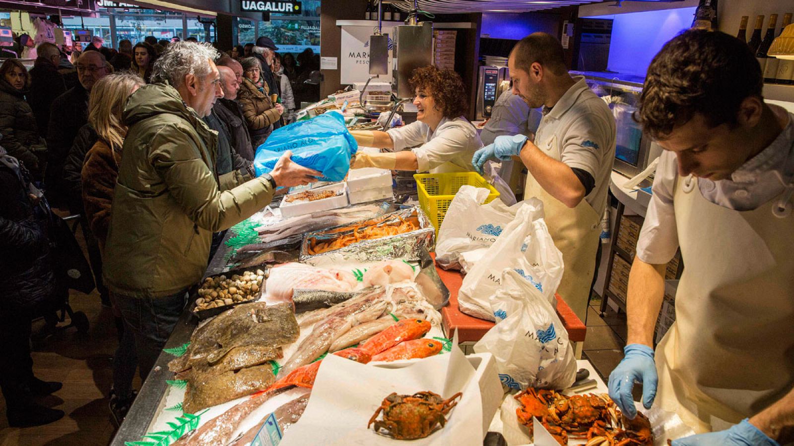 Gente comprando en el mercado de Vitoria