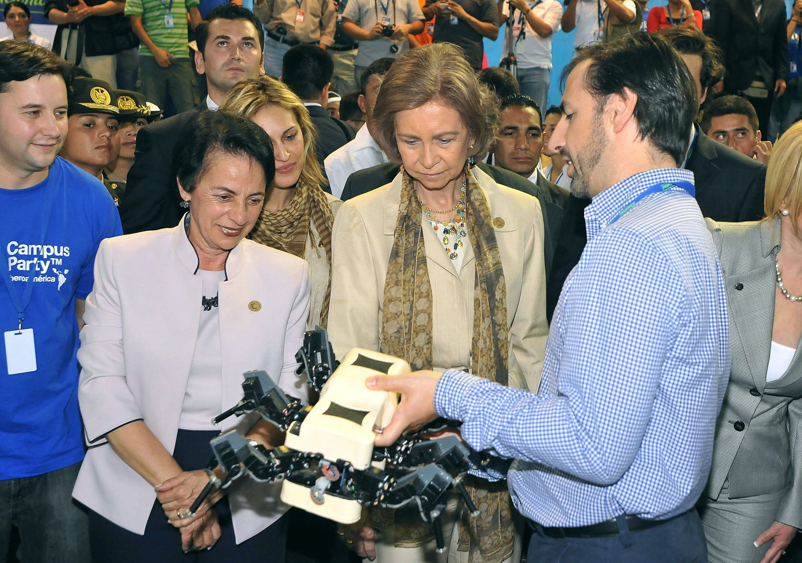 LAS PRIMERAS DAMAS Y LA REINA SOFIA VISITAN "CAMPUS PARTY"