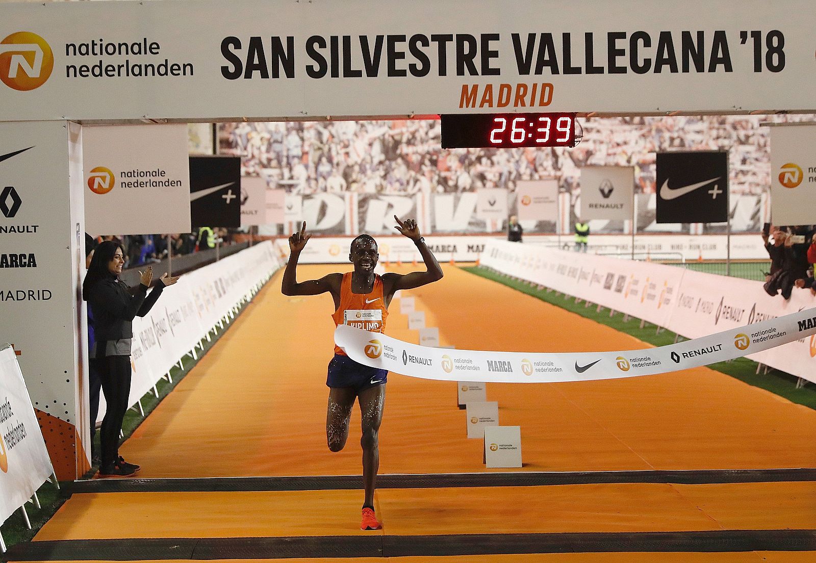 El ugandés Jacob Kiplimo entra vencedor en la San Silvestre Vallecana, la emblemática carrera de 10.000 metros del final de año en Madrid.
