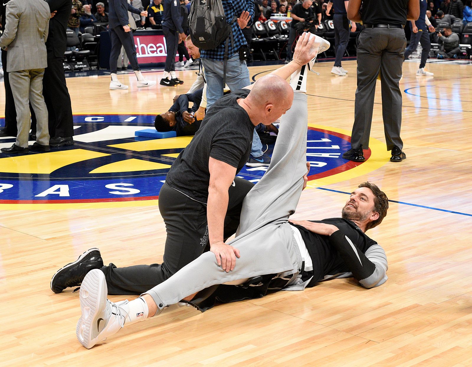 Pau Gasol estirando antes del partido de los San Antonio Spurs.