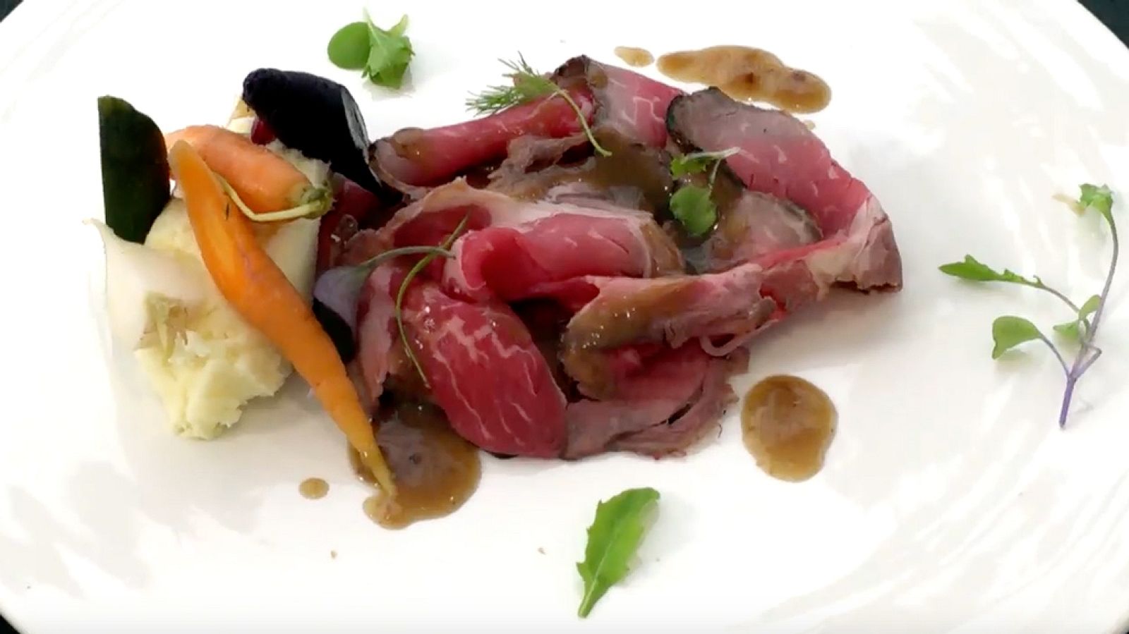 Roast-Beef de buey con encurtidos y puré de patata ratte