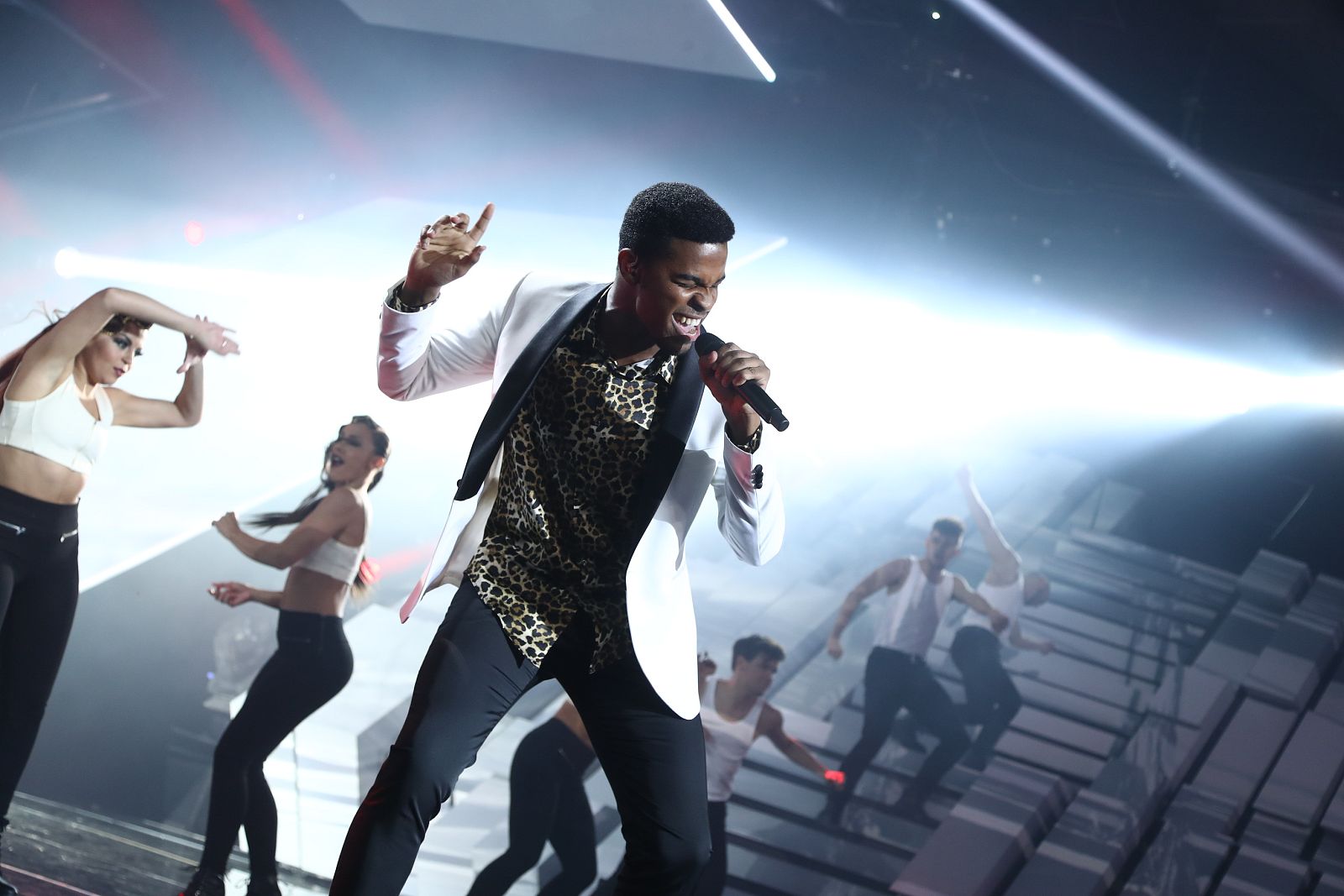 Famous, ganador de OT