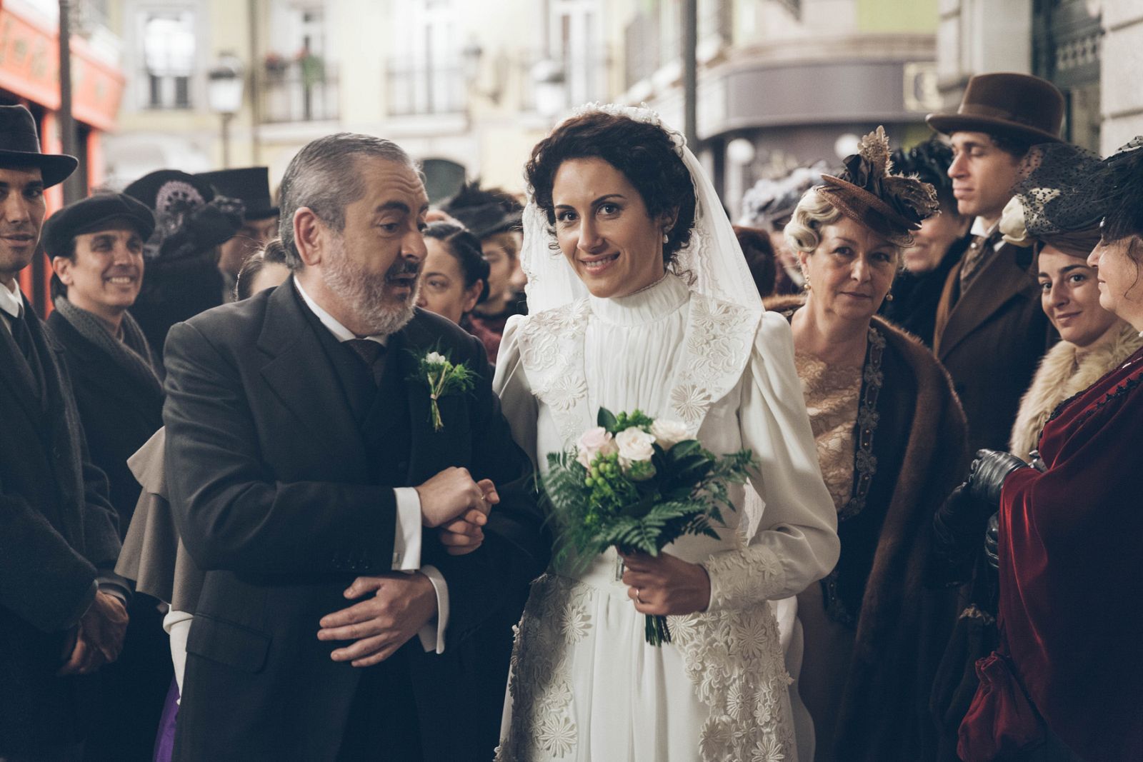 Servando lleva a Lolita al altar