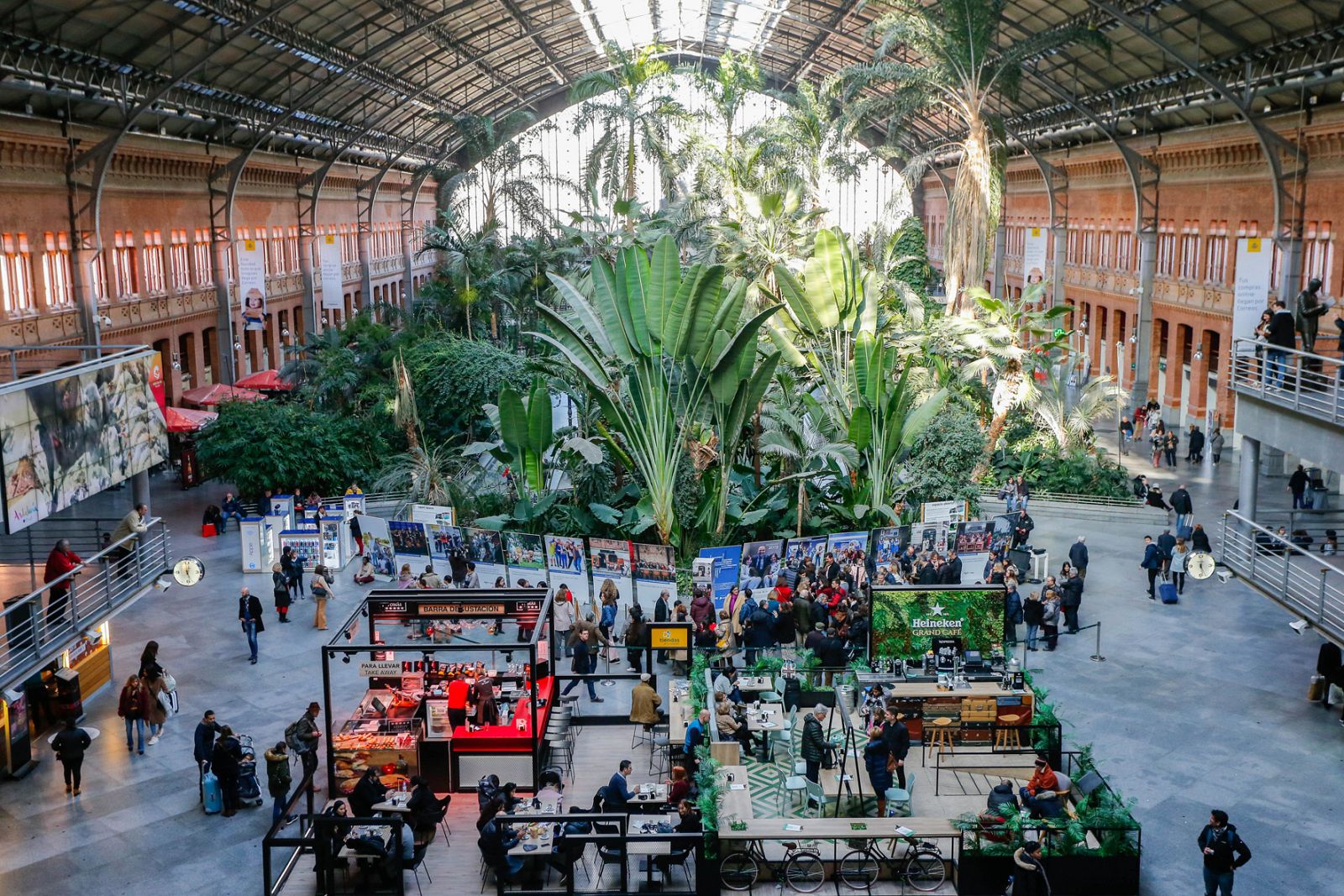 Exposición de RTVE y Fundación Prodis en la estación de Atocha
