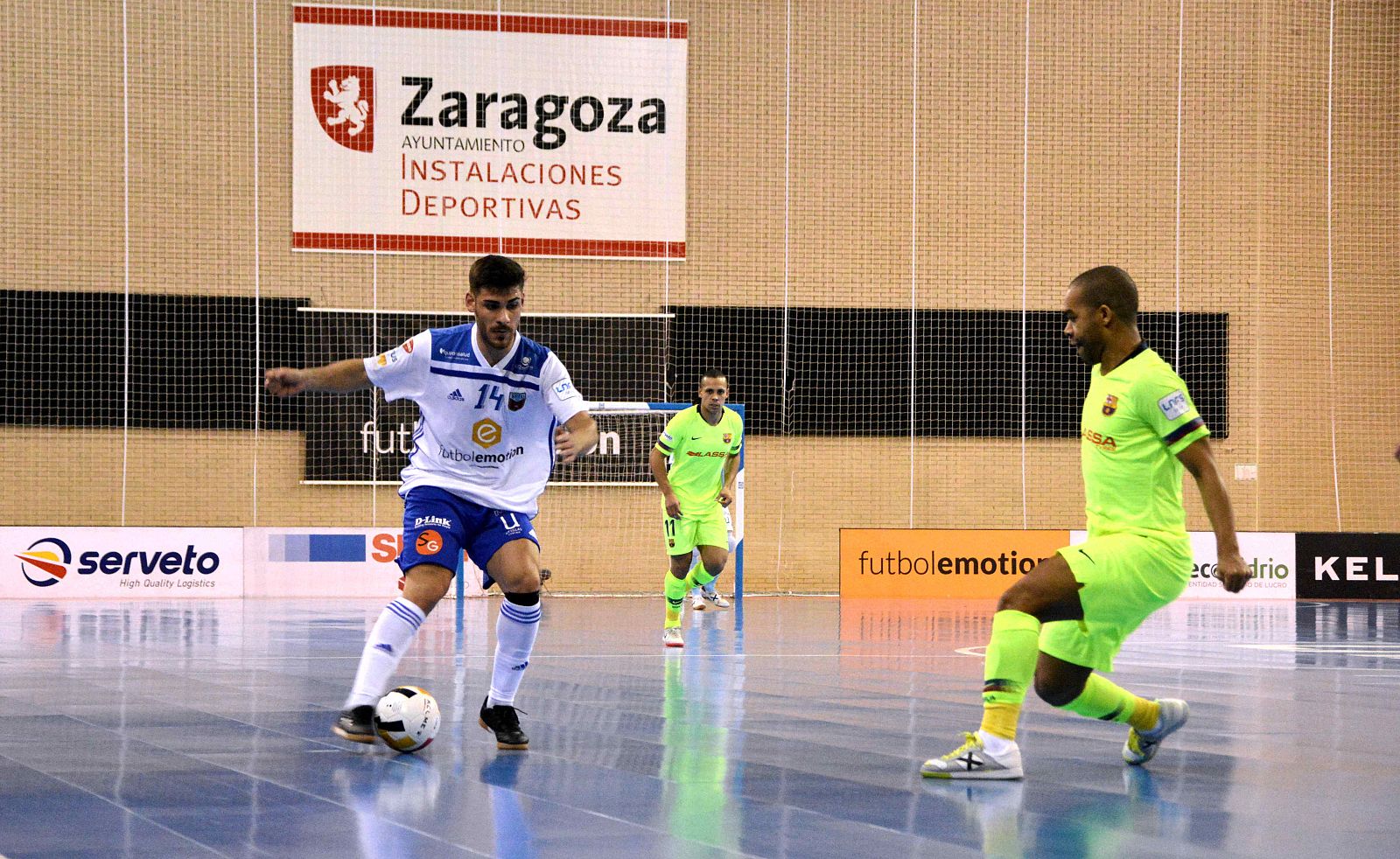 Los azulgrana goleraron al Zaragoza para seguir cerca del líder.