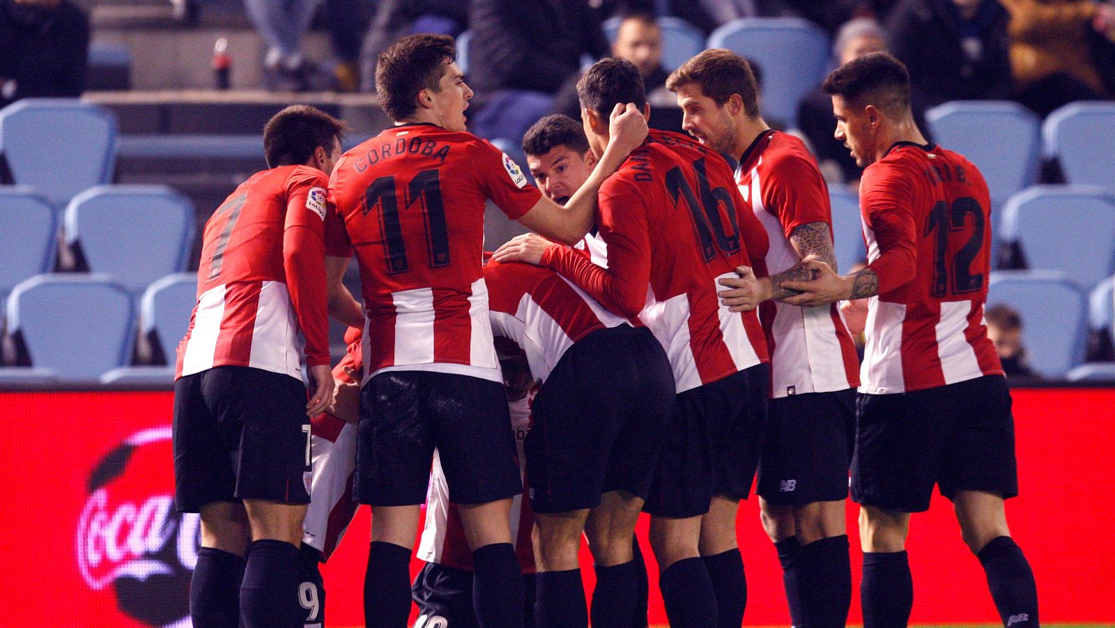 El Athletic gana en Balaídos y escapa del descenso