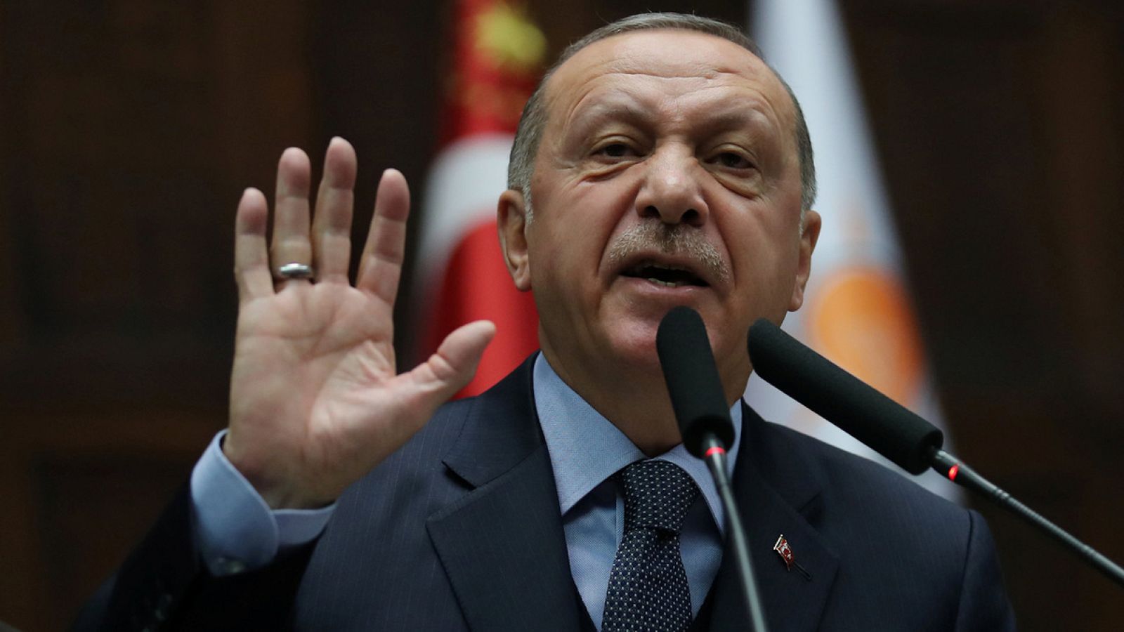 El presidente turco, Recep Tayyip Erdogan, se dirige a miembros de su patido en el Parlamento en Ankara