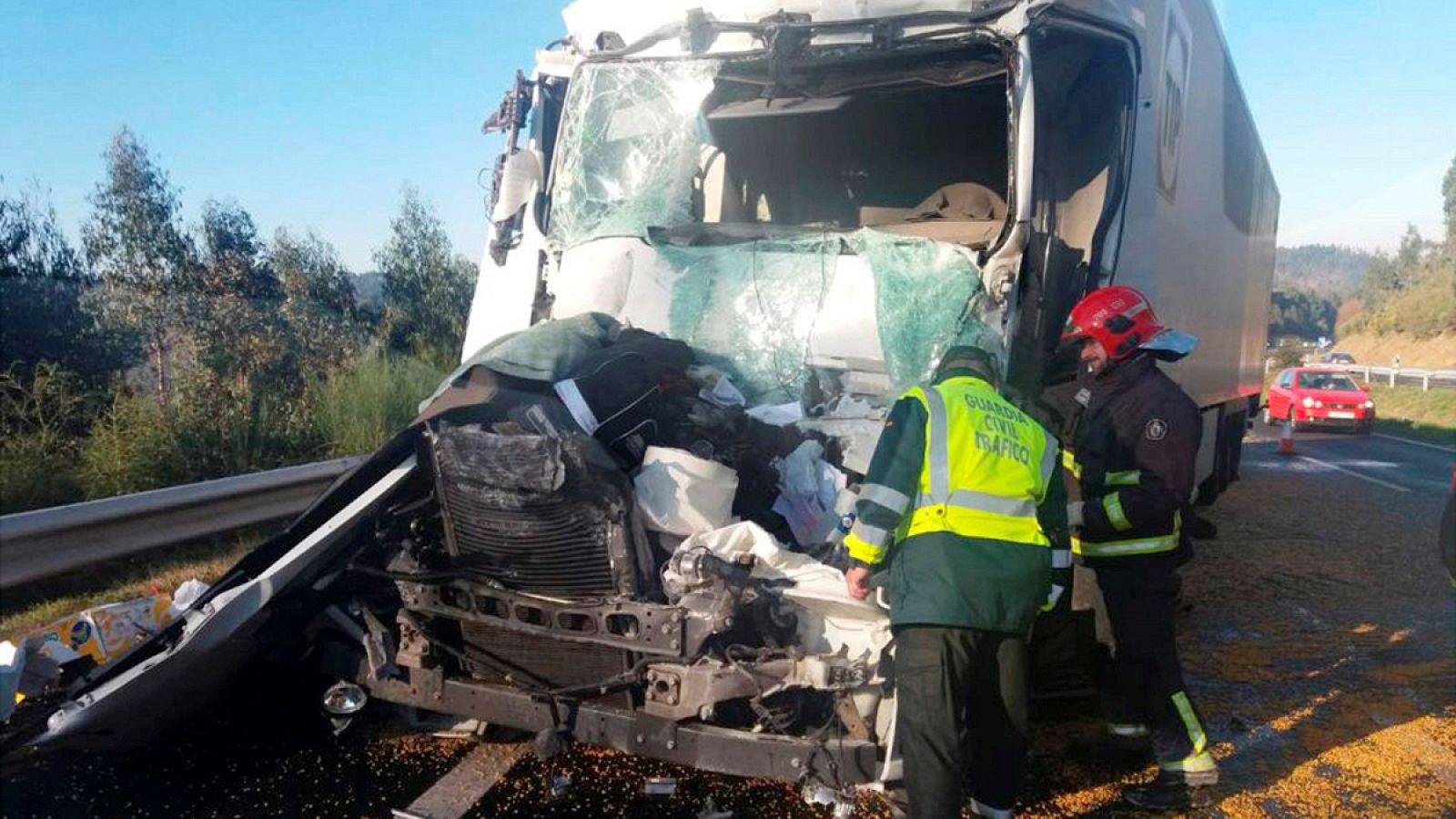 Choque de dos camiones en la localidad coruñesa de Coirós