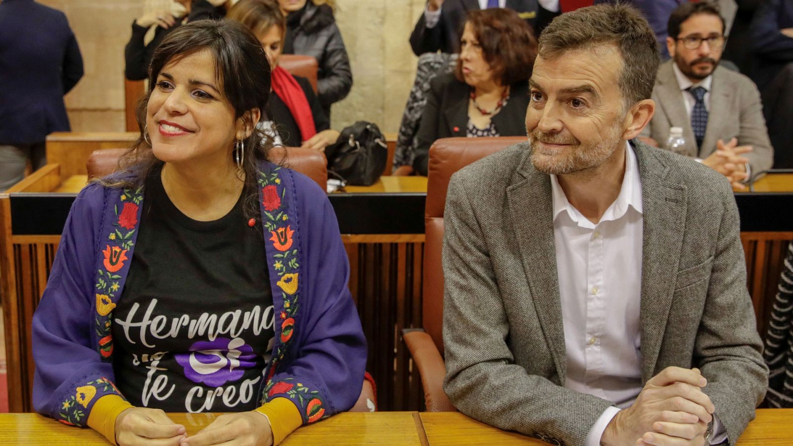 Los líderes de Adelante Andalucía, Teresa Rodríguez y Antonio Maíllo, en sus escaños en el Parlamento de Andalucía en Sevilla