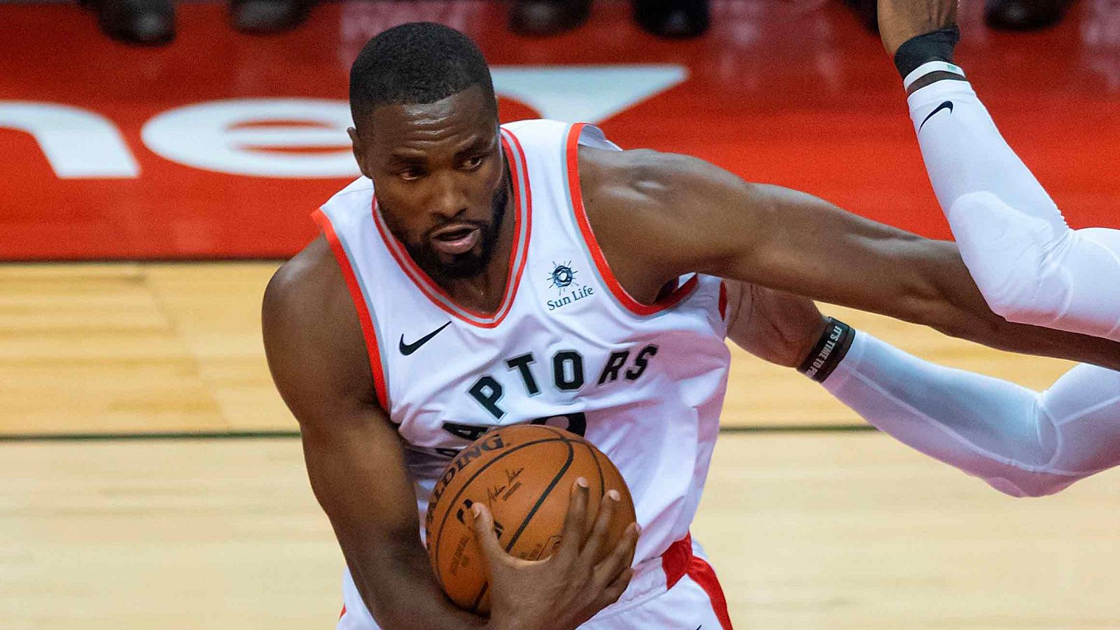 Un mate de Ibaka decide la victoria de Toronto ante los Hawks
