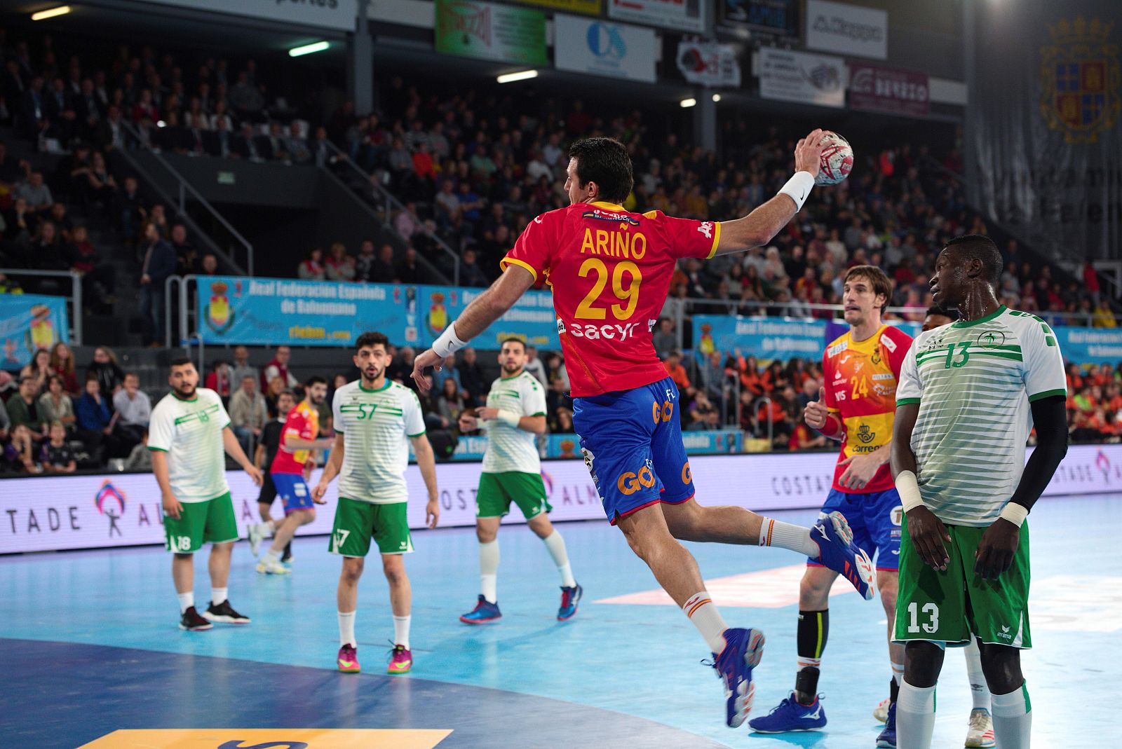 Aitor Ariño (c) lanza ante la portería de Arabia Saudí, en el partido del Torneo Internacional de España, preparatorio para el Campeonato del Mundo.