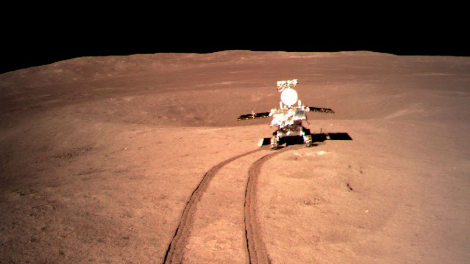 Fotografía tomada por el Chang'e-4, que muestra el rover Yutu-2 en la cara oculta de la Luna.