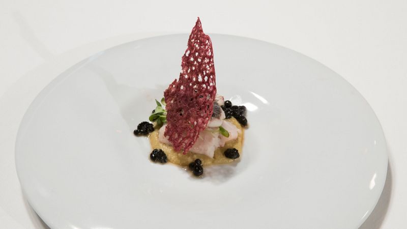 Merluza cocinada al vac�o, con falso caviar de ajo negro, emulsi�n de aceituna verde y coral de Josetxo