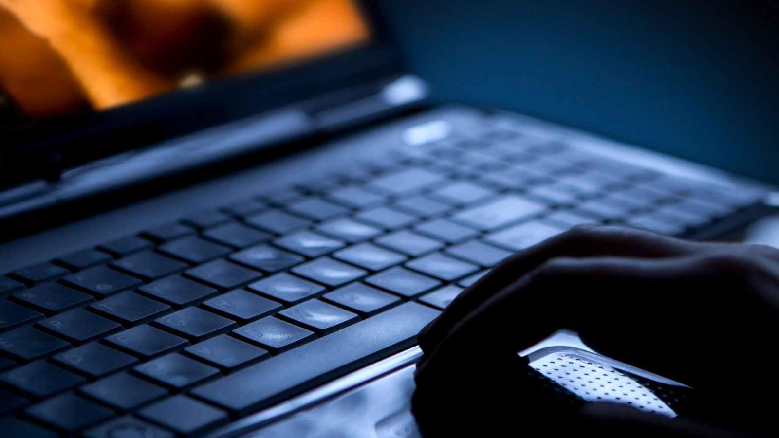 Imagen que recrea a un internauta viendo pornografía