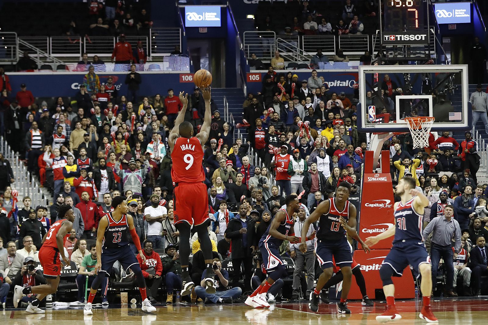 Ibaka lanza el triple decisivo en la cancha de los Washington Wizards