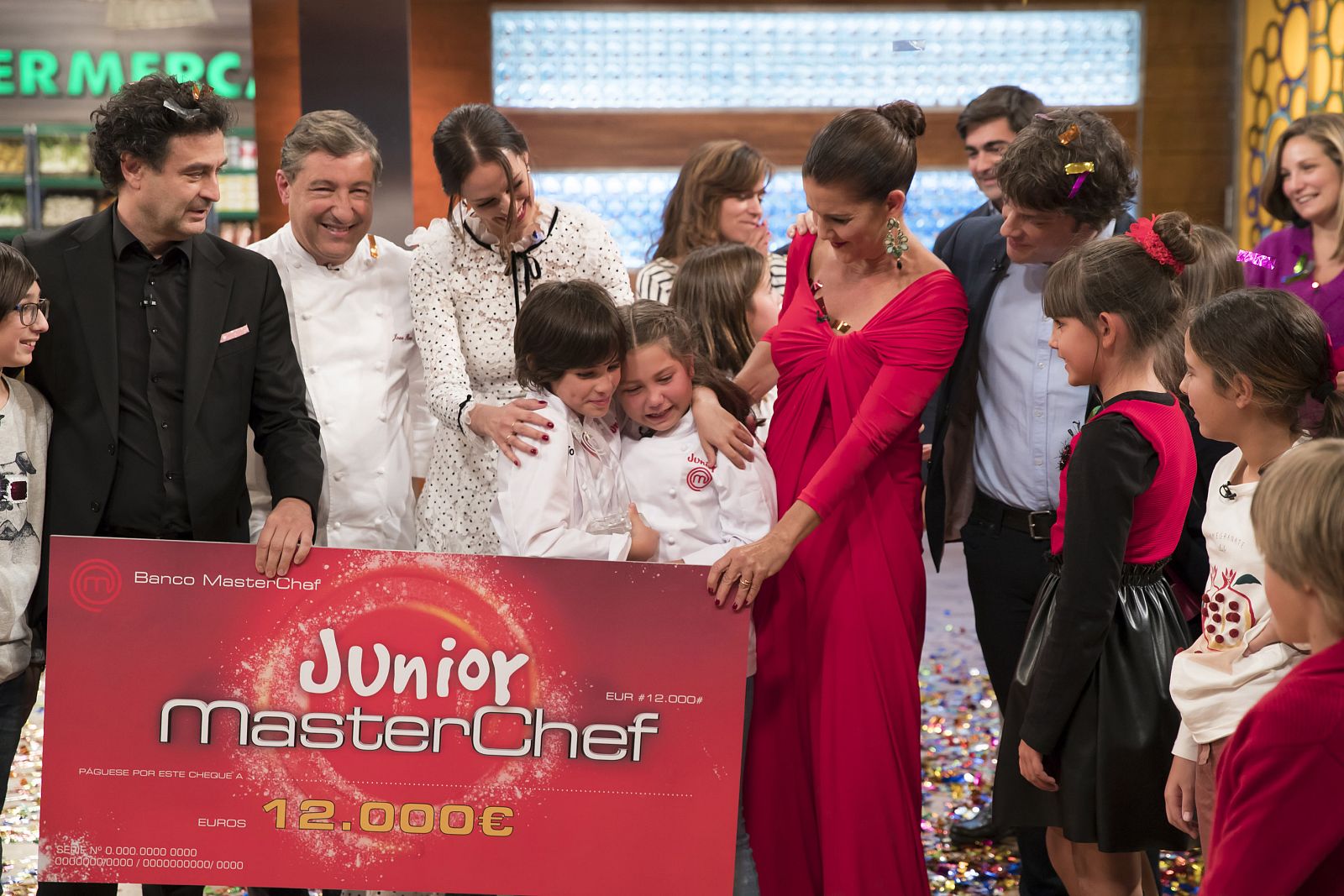 Josetxo y Pachu junto al equipo de 'MasterChef Junior 6'