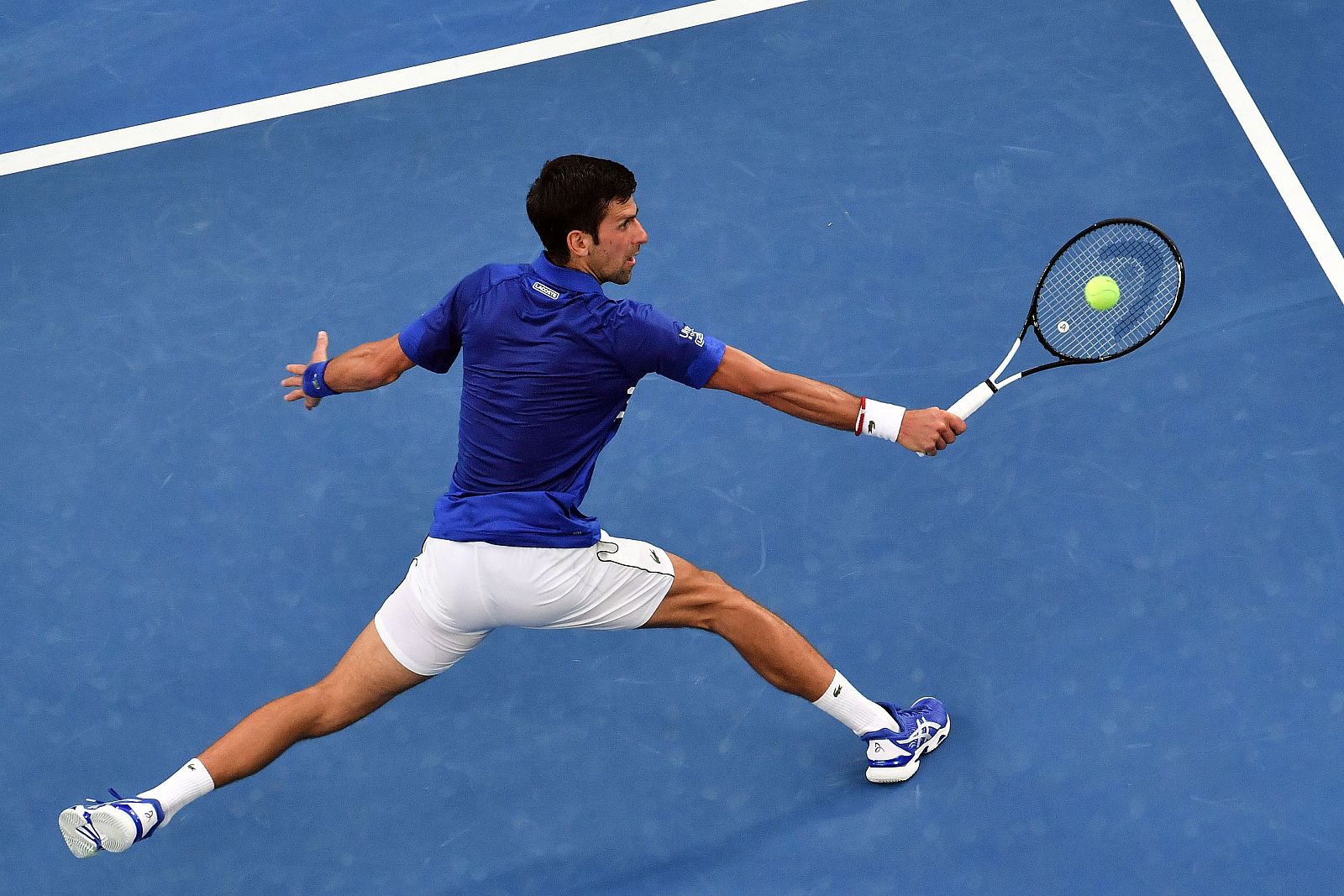 Djokovic devuelve una bola a Krueger