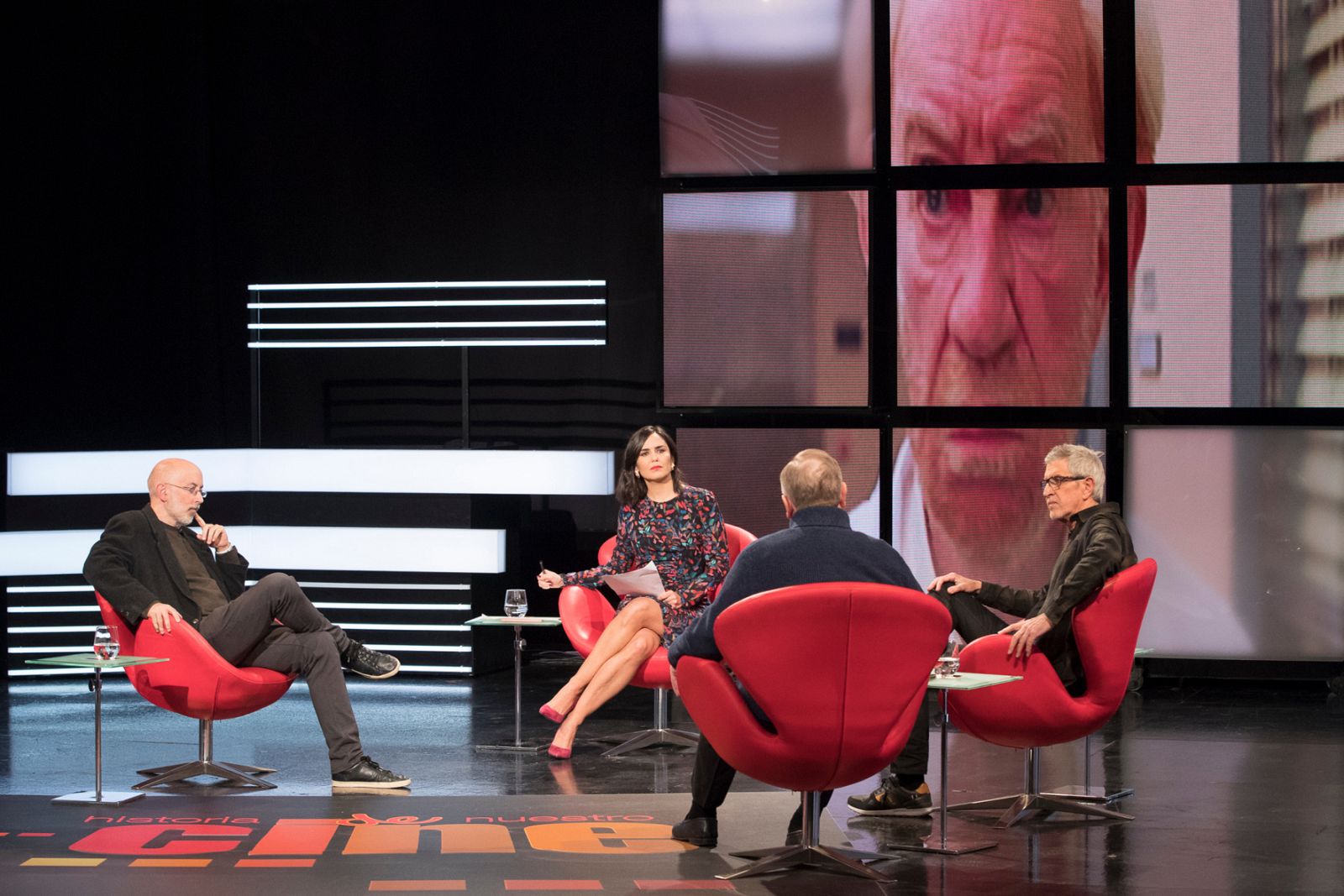 Elena S. Sánchez con los invitados del programa