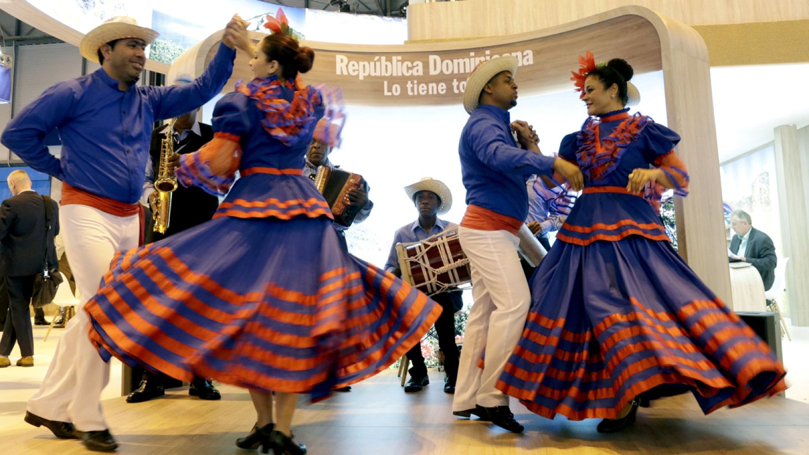 Bailarines tradicionales en el stand de la República Dominicana, en Fitur
