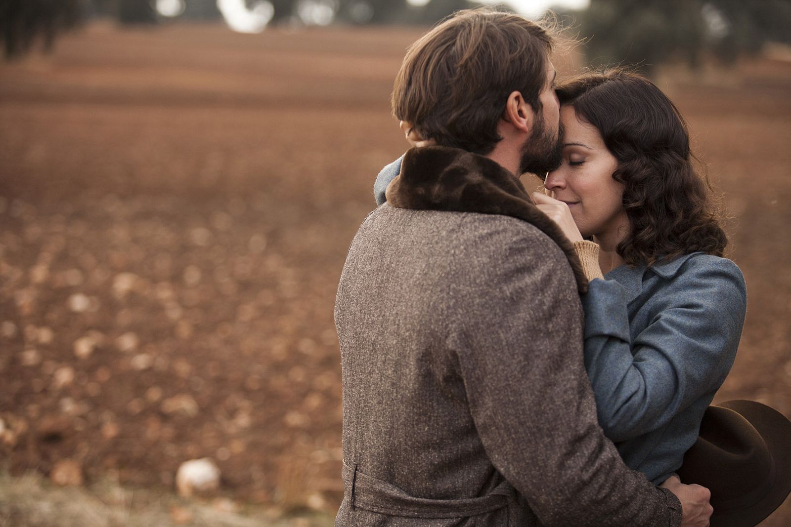 Fernando le cuenta a Alejandra que su mujer se ha marchado para siempre