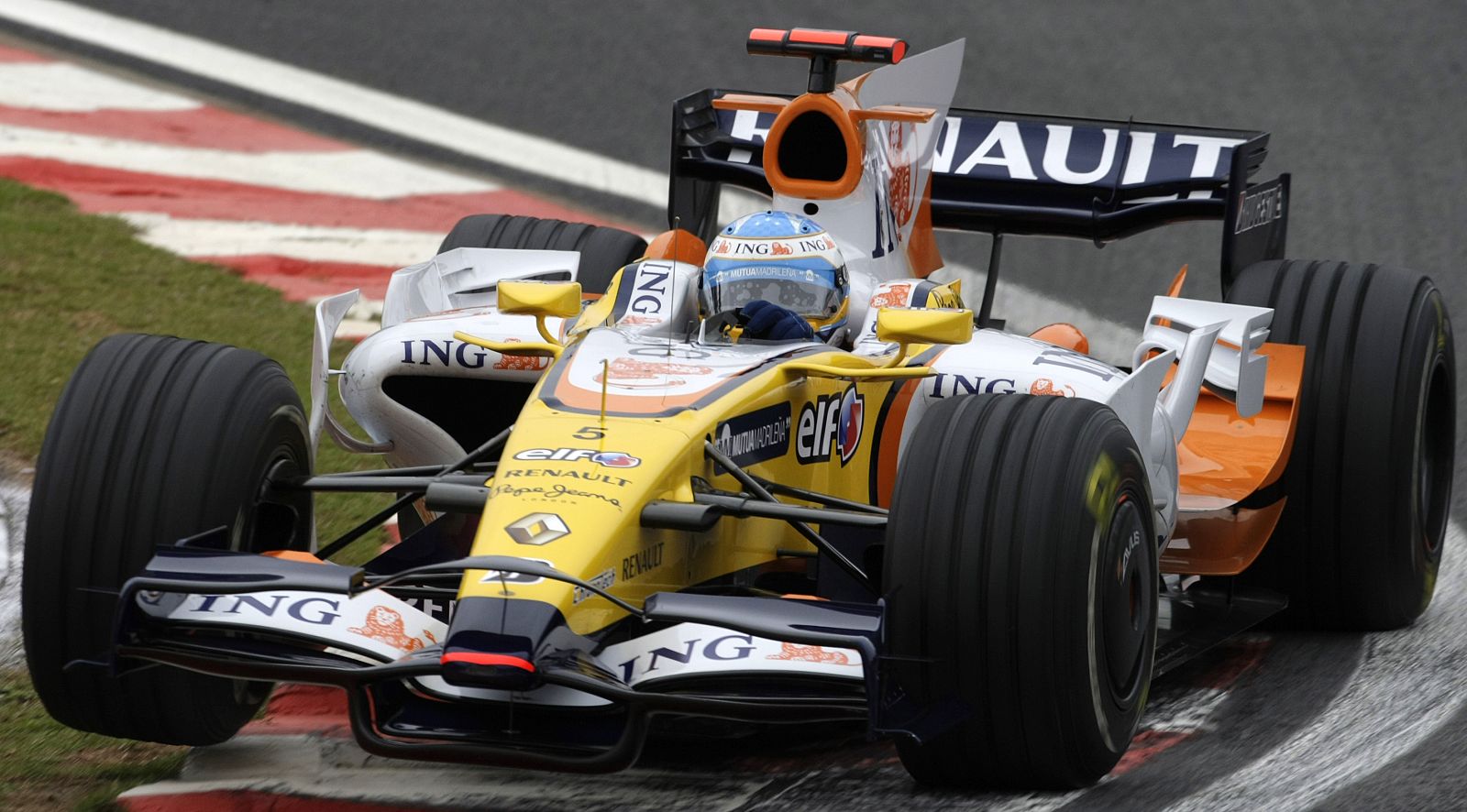 El piloto Fernando Alonso durante la tercera sesión de entrenamientos.