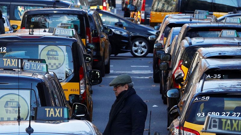 Centenares de taxistas continúan bloqueando la Gran Vía de Barcelona debido a la huelga indefinida