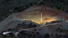 Una roca a los 20 metros complica el rescate de Julen