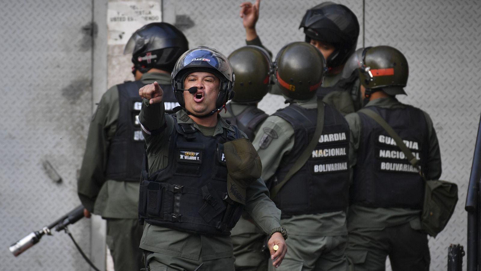 Miembros de la Guardia Nacional Bolivariana se enfrentan a los manifestantes cerca de la base del grupo militar sublevado