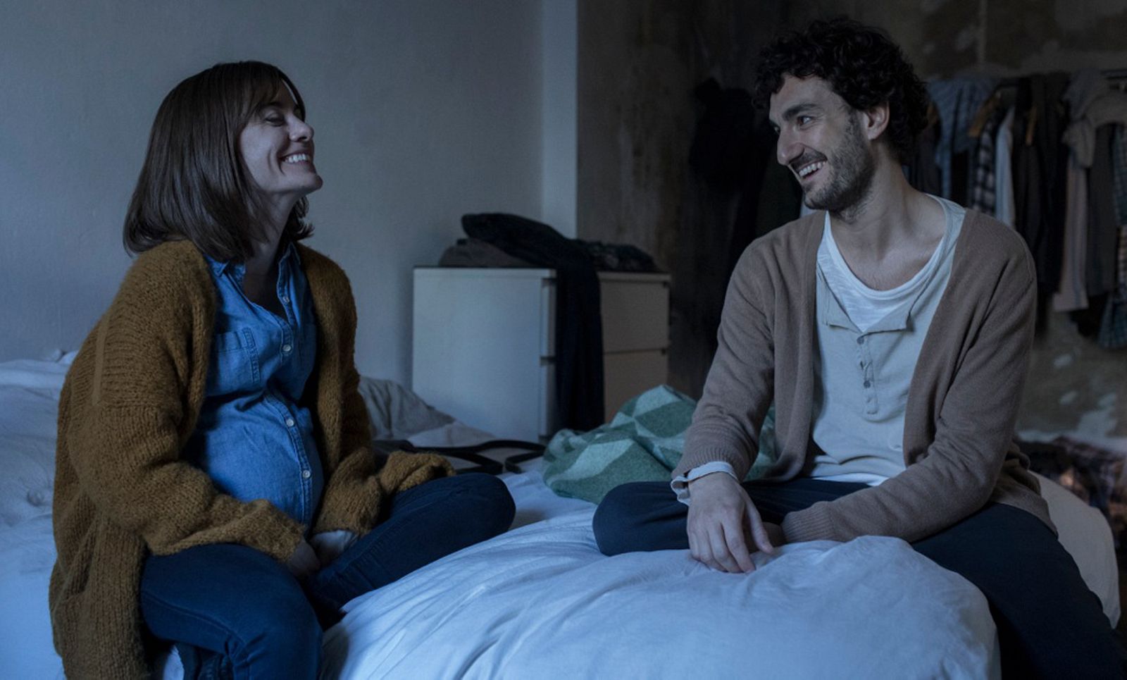 Alexandra Jiménez y Miki Esparbé, en el rodaje de 'Las distancias'