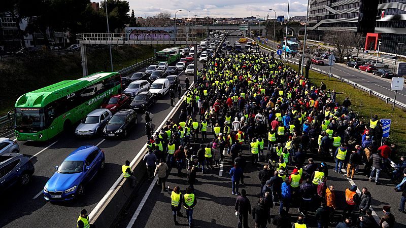 Los taxistas de Madrid vuelven a bloquear calles y carreteras ante la falta de avance en las negociaciones 