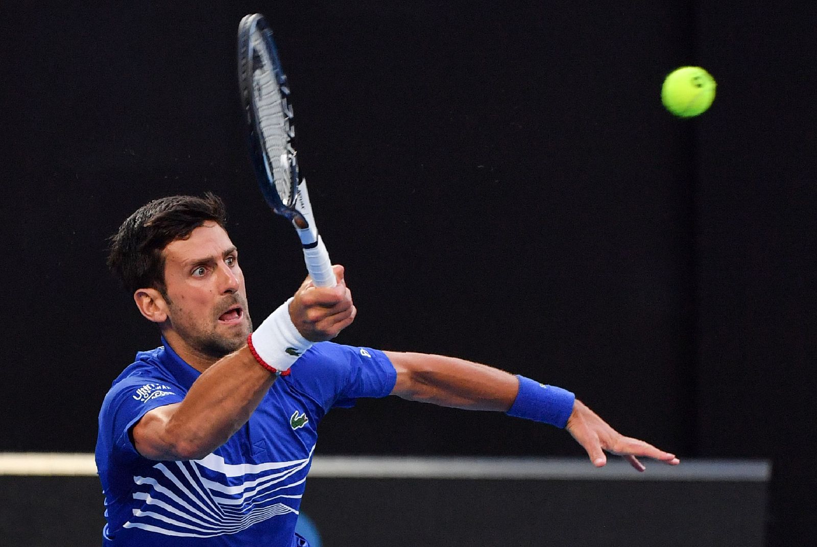 Djokovic devuelve una bola a Nishikori