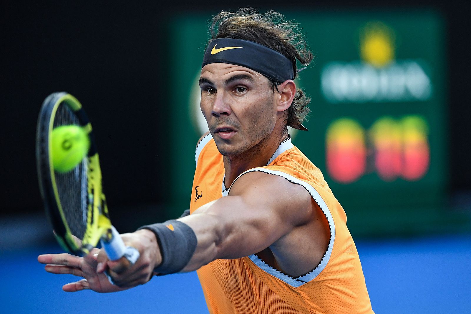 Nadal devuelve una bola a Tsitsipas