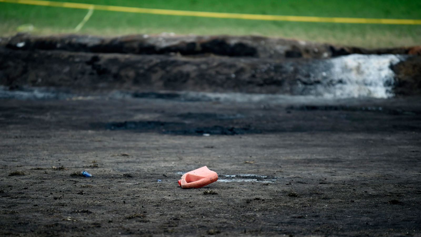 Suben a 107 los muertos por una explosión durante una toma ilegal de gasolina en México