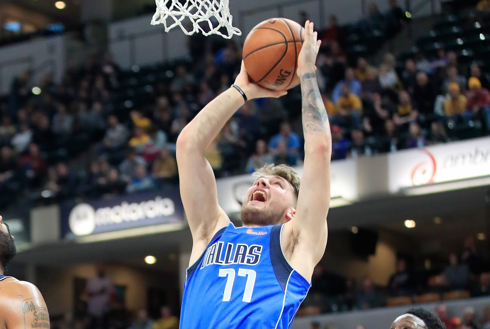 Doncic hace un lanzamiento