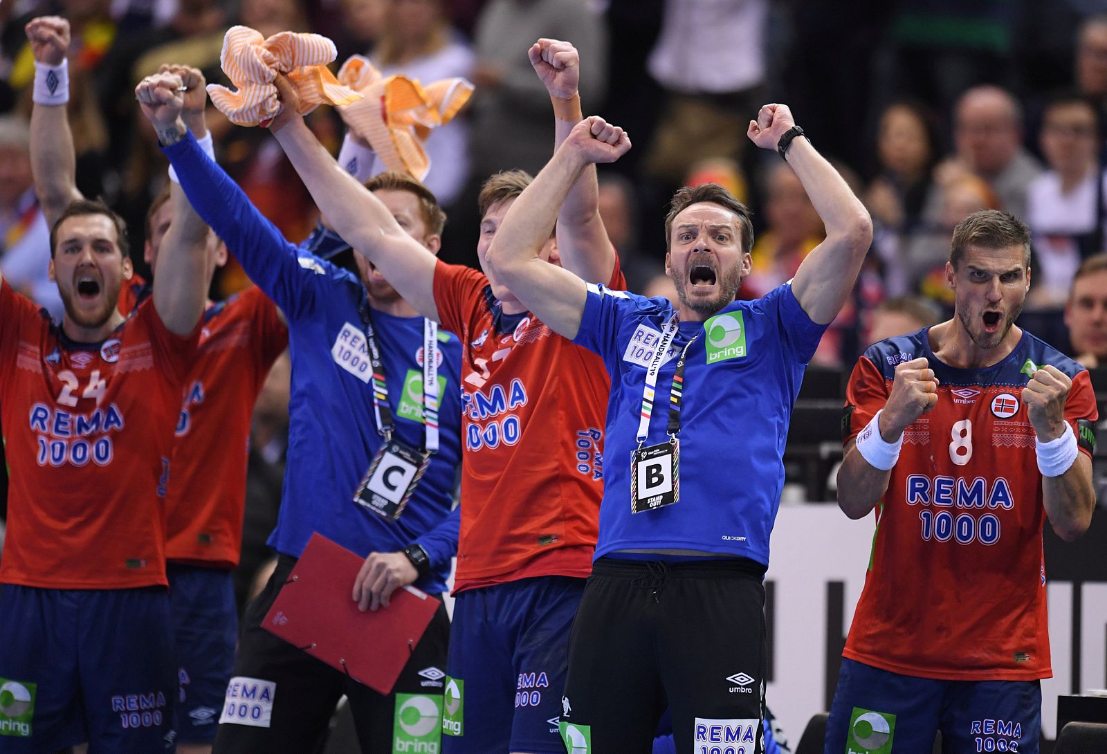 El banquillo noruego celebra uno de sus goles frente a Alemania en las semifinales de Hamburgo.