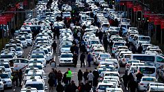 Los taxistas madrileños bloquean el paseo de la Castellana en su séptimo día de protestas contra las VTC
