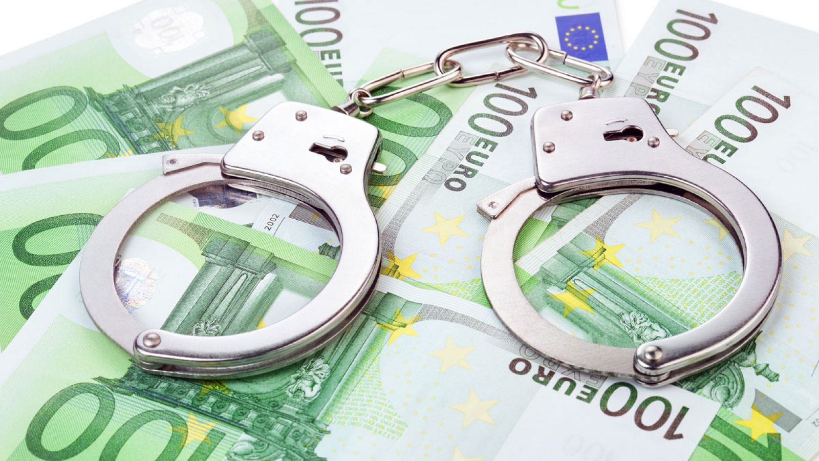 Unas esposas sobre un montón de billetes de cien euros