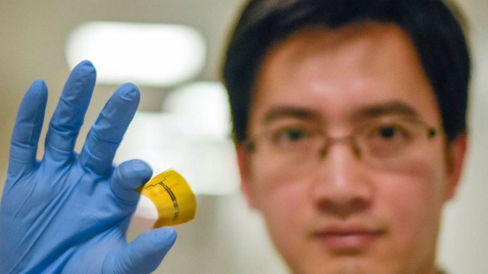 La utilización de electrónica flexible basada en materiales bidimensionales permite generar electricidad a partir de señales electromagnéticas presentes en el ambiente, como las del wifi.