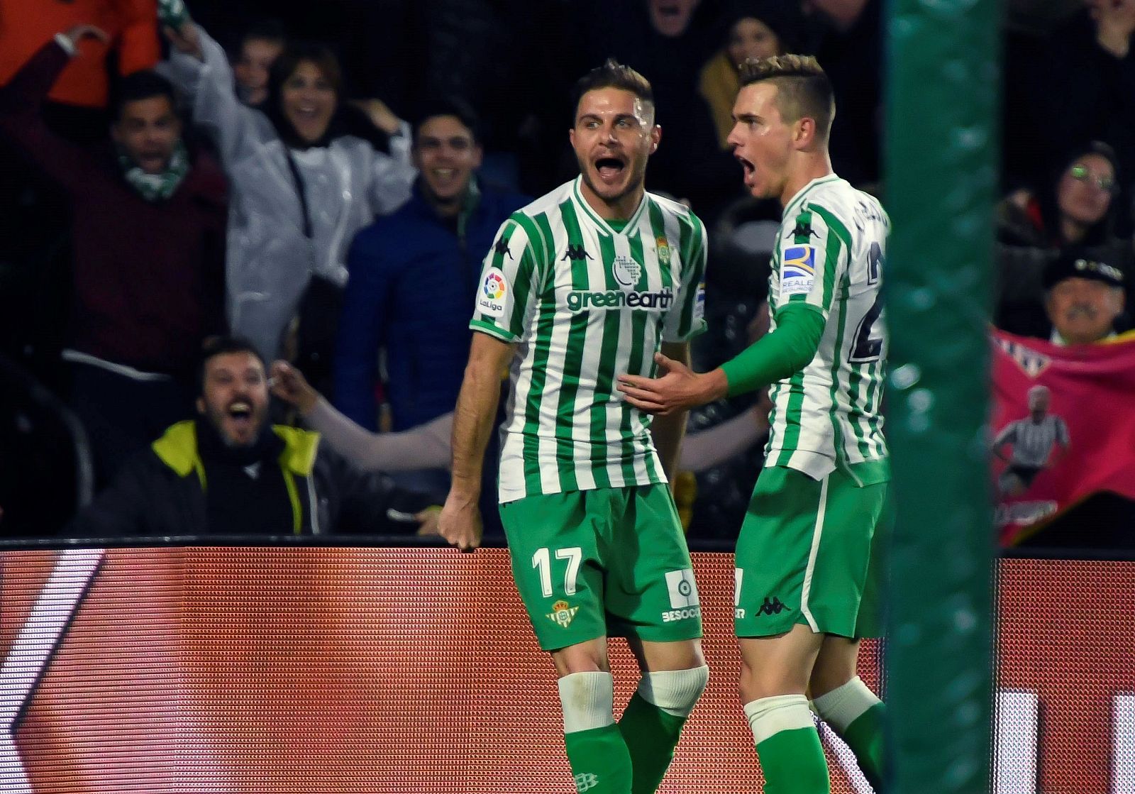 Joaquín y Lo Celso celebran un gol del Betis