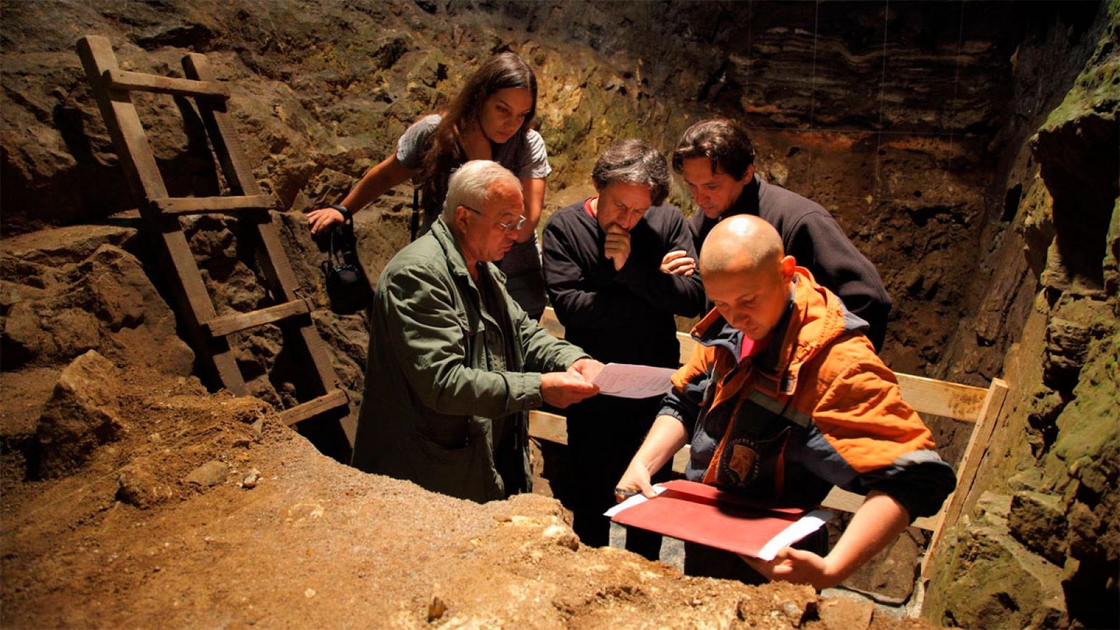 Investigadores en la cámara este de la cueva Denisova.