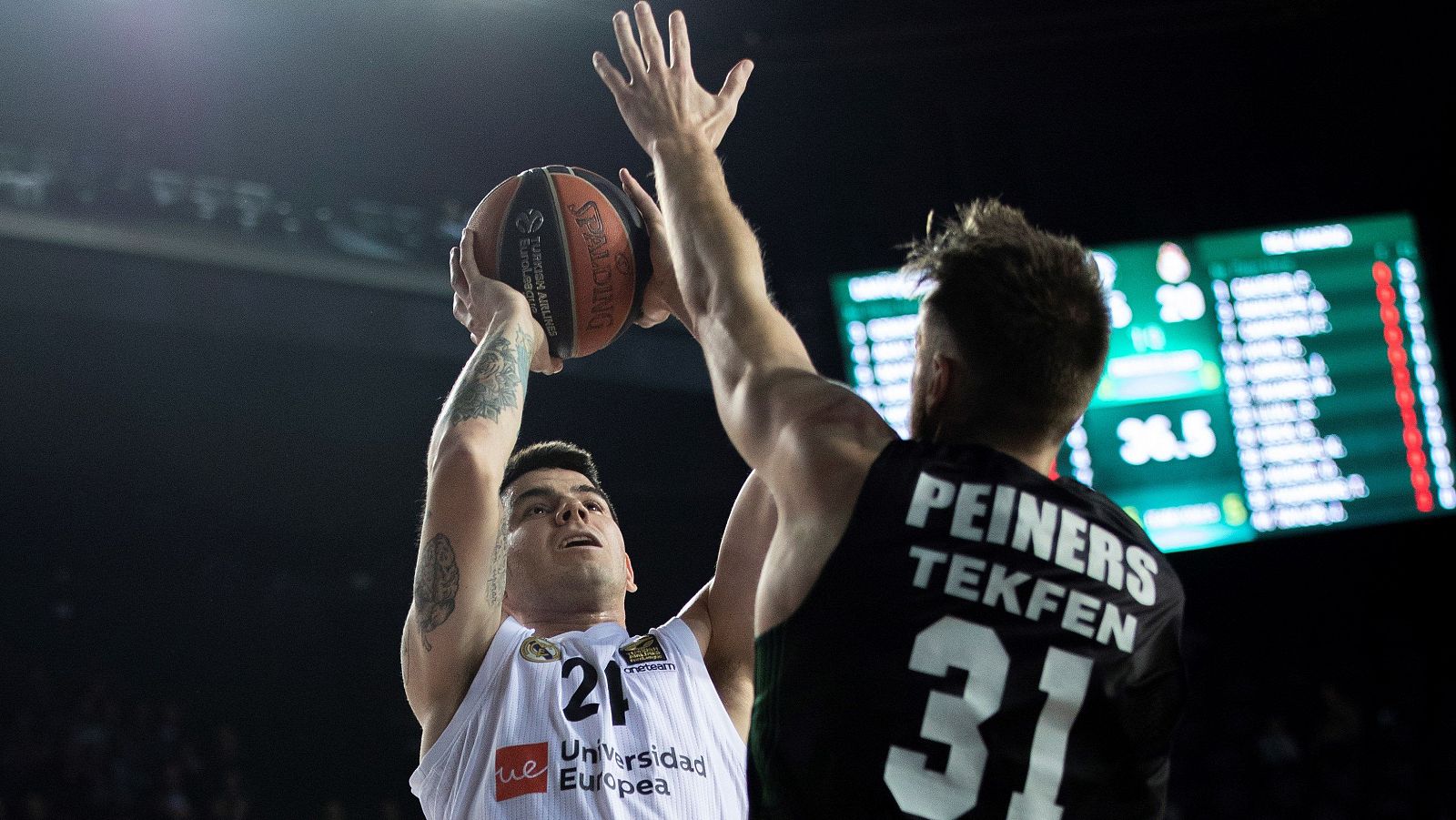 El Real Madrid gana con suspense al Darussafaka