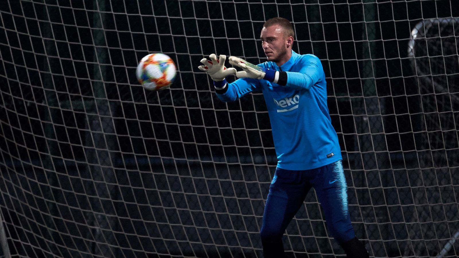 Cillessen se lesiona en un sóleo y estará seis semanas de baja