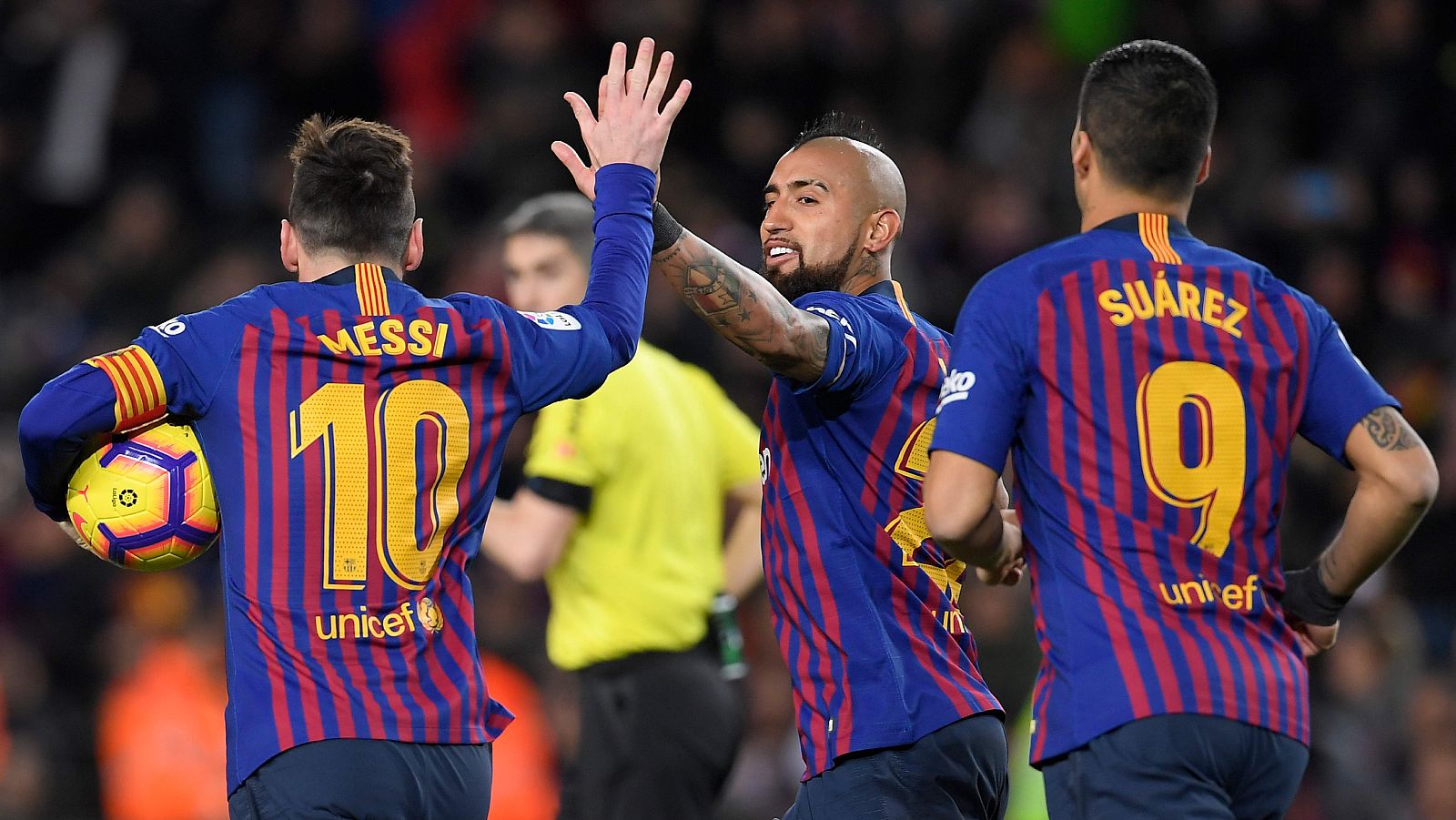 Leo Messi celebra el primero de sus dos goles contra el Valencia.