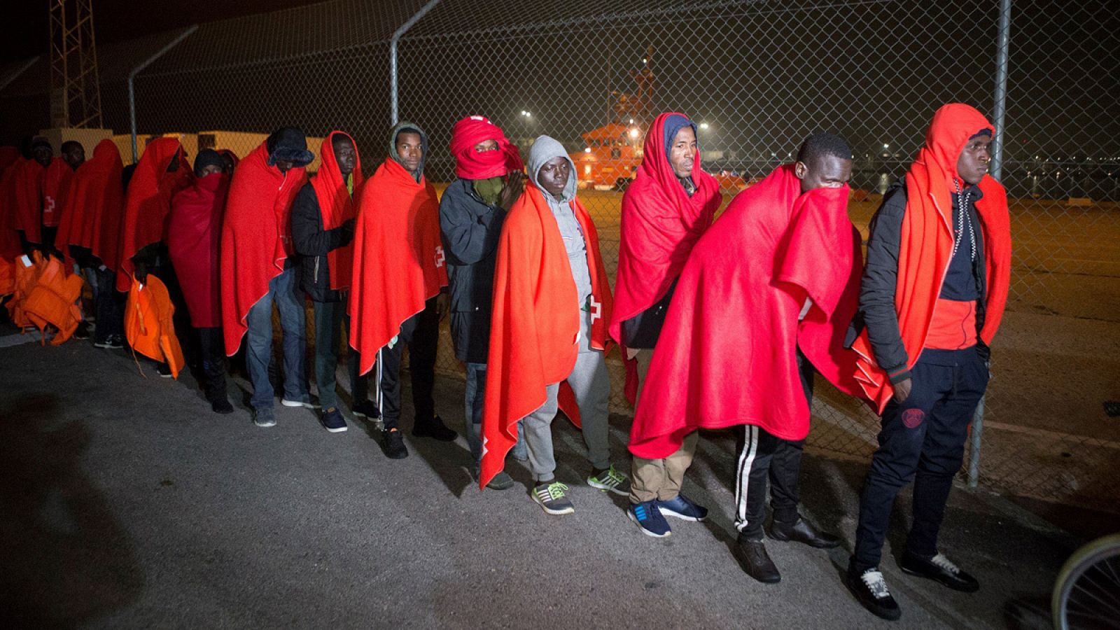 Llegan a Motril, Granada, 82 inmigrantes rescatados la semana pasada por Salvamento Marítimo y la Guardia Civil en las cercanías de Alborán