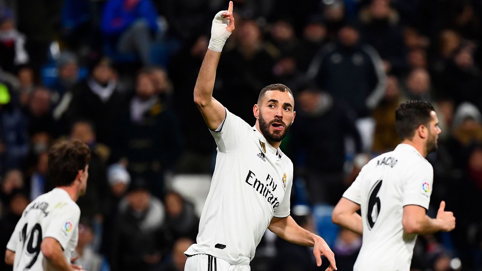 Karim Benzema celebra el 1-0 ante el Alavés